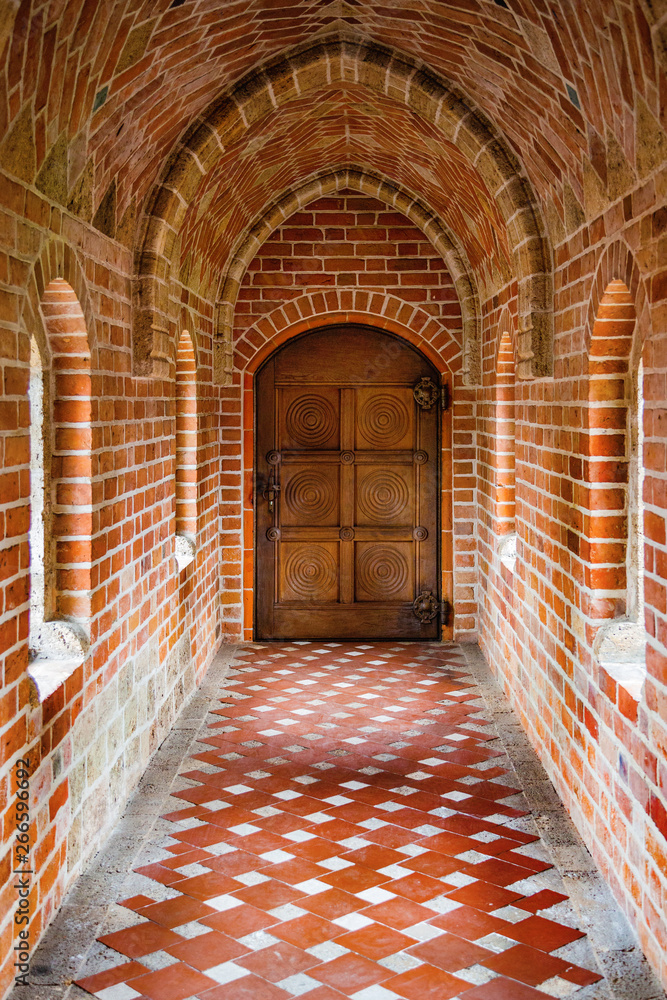 Obraz premium Antique wooden door in interior of ancient castle