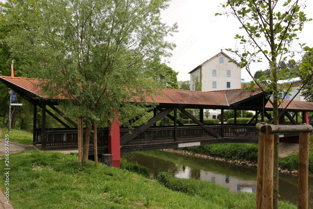 Holzbrücke über den Fluss Nidda im Kurpark von Bad Vilbel in Hessen ...