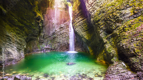 Fotografia Wasserfall in der Kozjak Grotte, Slowenien