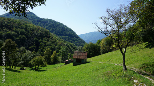 Alte rostige Hütte in den Bergen am Soca Valley in Slowenien