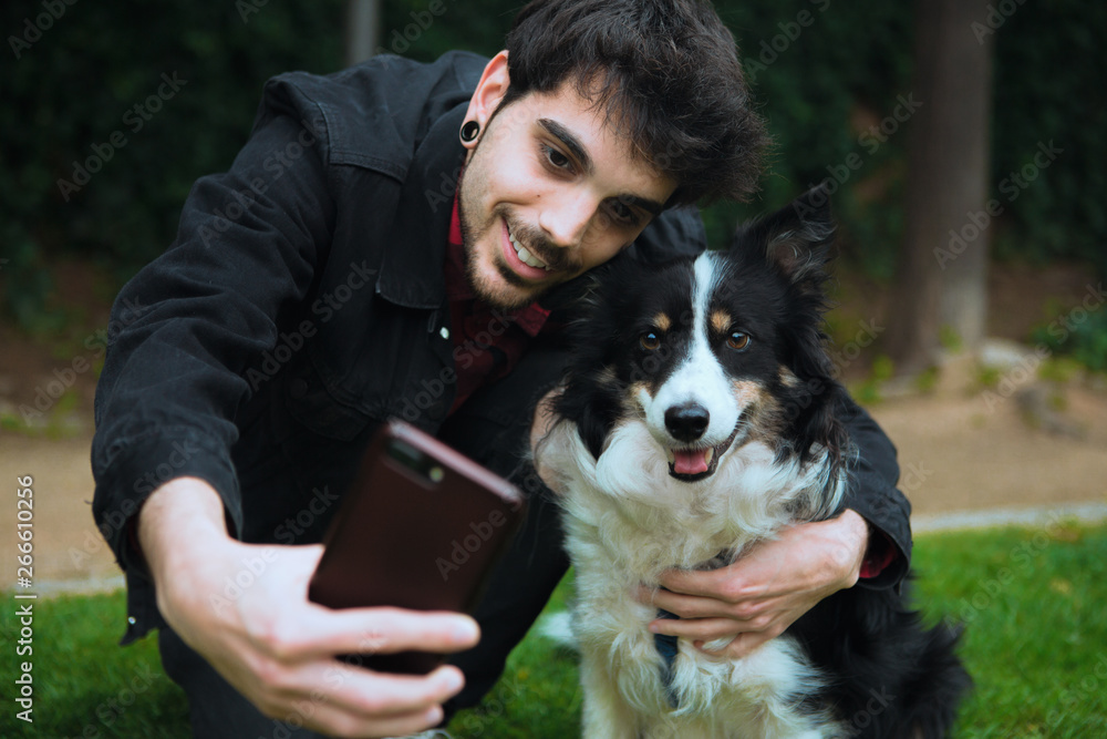 Φωτογραφία selfie boy with his dog funny face animal photo selfies  in the park with pet bo