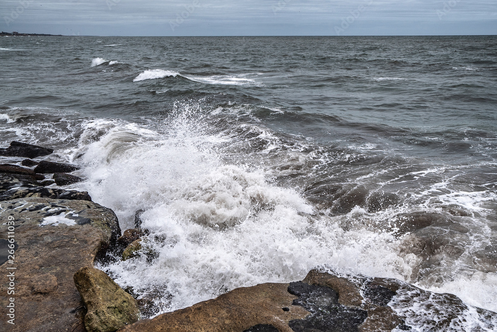 Fototapeta premium waves of the Atlantic Ocean crashing against the rocks