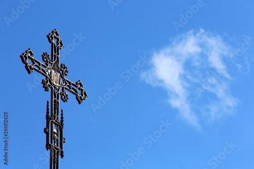 Croix en fer sur fond de ciel bleu. / Iron cross on blue sky background.