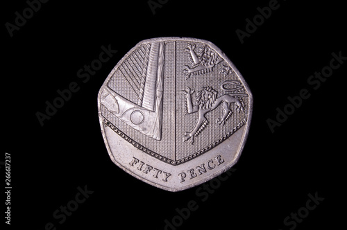 фотографія Commemorative 50 penny United Kingdom coin isolated on the black background