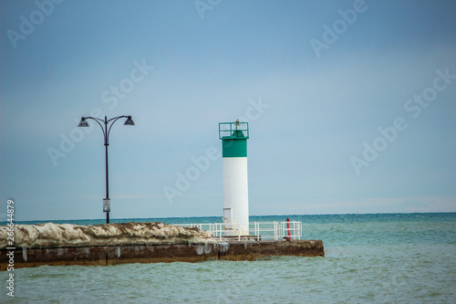 Tableau sur toile This light house stands just at the end of a pier in Lake View Park