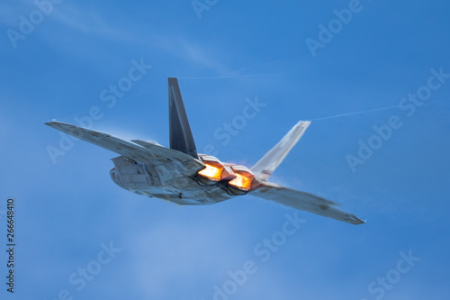 Φωτογραφία Very close tail  view of a F-22 Raptor, with afterburners on  and condensation