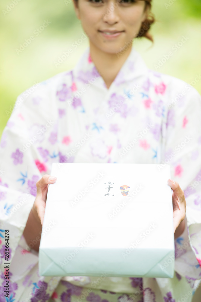 お中元を持つ女性の手元