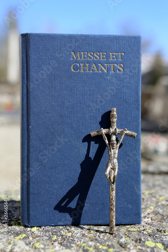 Livre de messe et chants, crucifix, dans un cimetire.