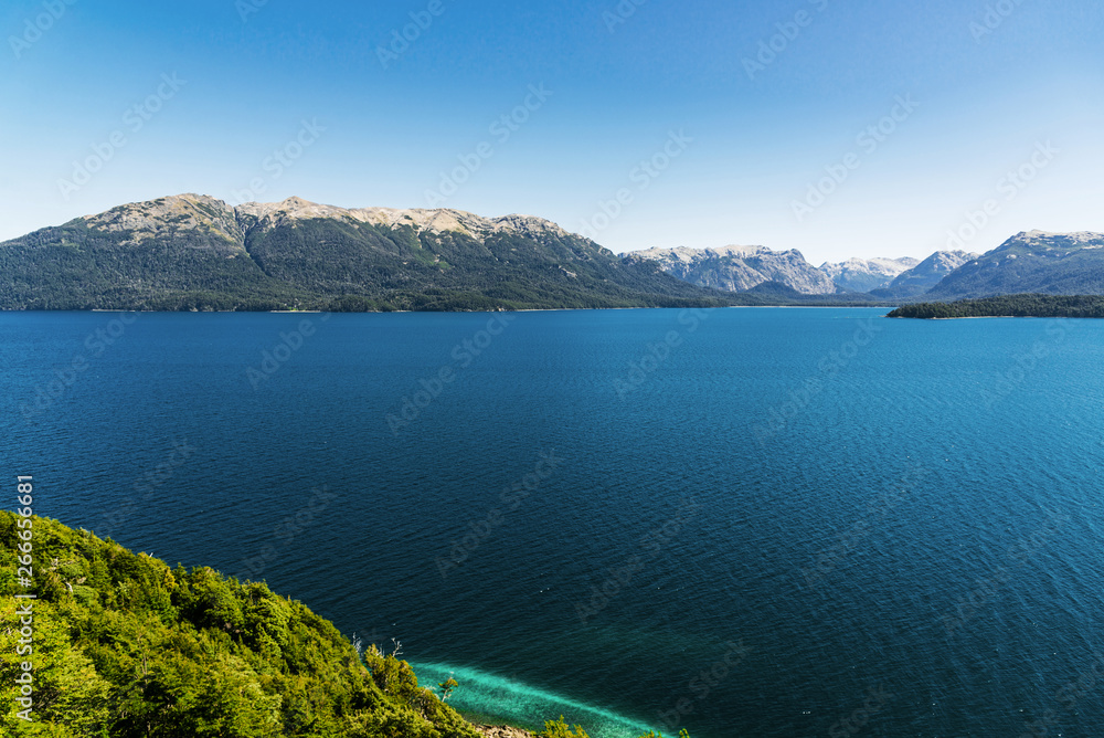 Φωτογραφία Colorful nature scenic photo of transparent aquamarine blue water surface of a l