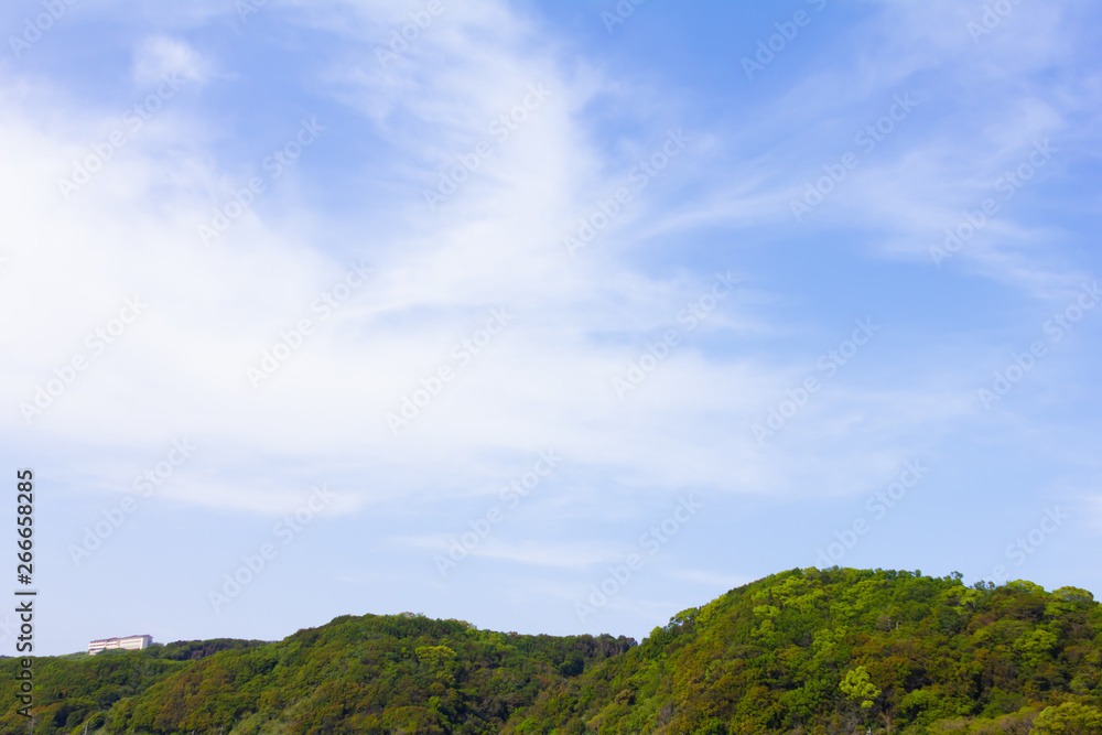 和歌山県加太の青い空と緑の山