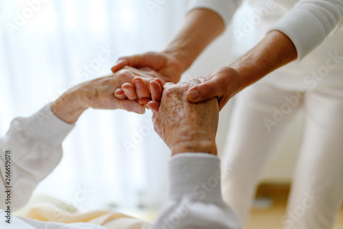 Rentnerin wird bei den Händen gehalten, Fürsorge im Alter photo