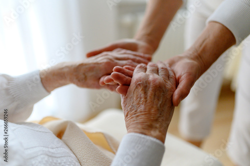 Rentnerin wird bei den Händen gehalten, Fürsorge im Alter photo