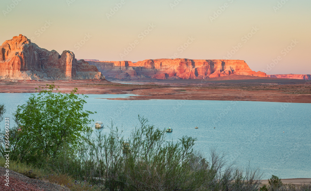 Φωτογραφία Lake Powell in northern Arizona, is located within the Glen Canyon National Recreation Area