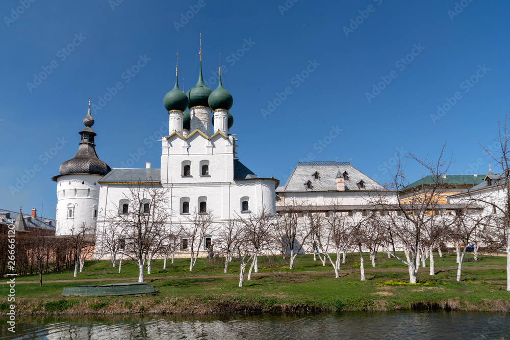Митрополичий сад с прудом, церковь Григория Богослова и Григорьевская Башня Ростовского кремля.