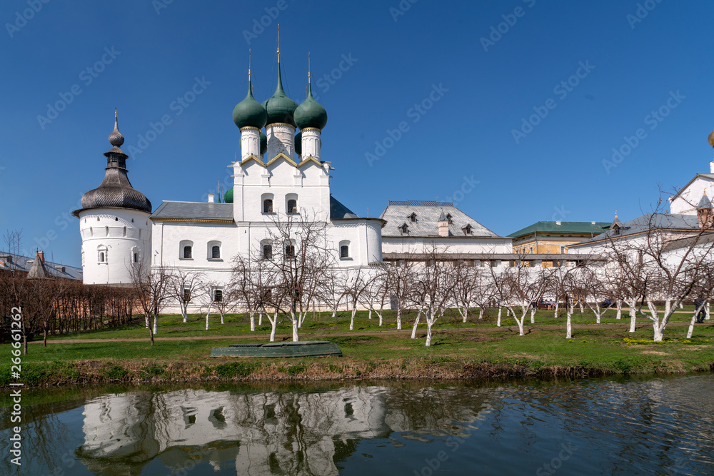 Митрополичий сад с прудом, церковь Григория Богослова и Григорьевская Башня Ростовского кремля.