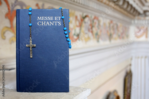 Livre de messe et chants et chapelet