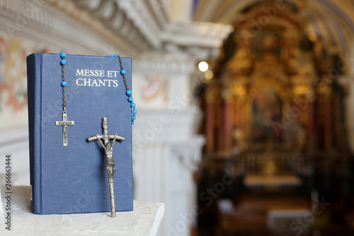 Livre de messe et chants, crucifix et chapelet. / Book of Mass and songs, crucifix and rosary.