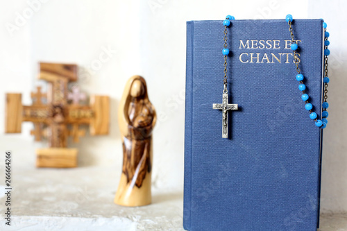 Livre de messe et chants et chapelet. / Book of Mass and Songs and Rosary.