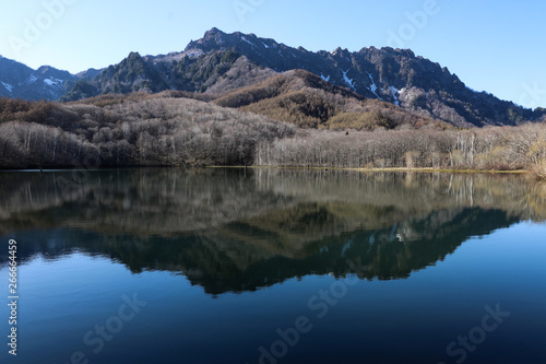 湖面に写る山脈