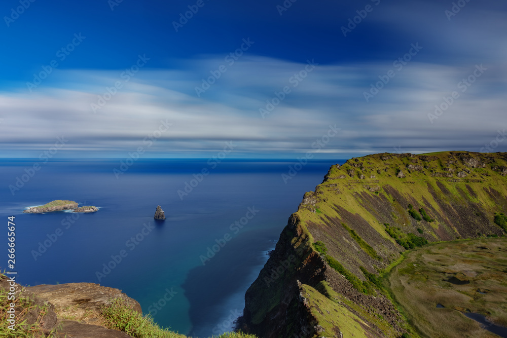 Obraz premium Tangata matu islets and Rano Kau ultra long exposure in Rapa Nui