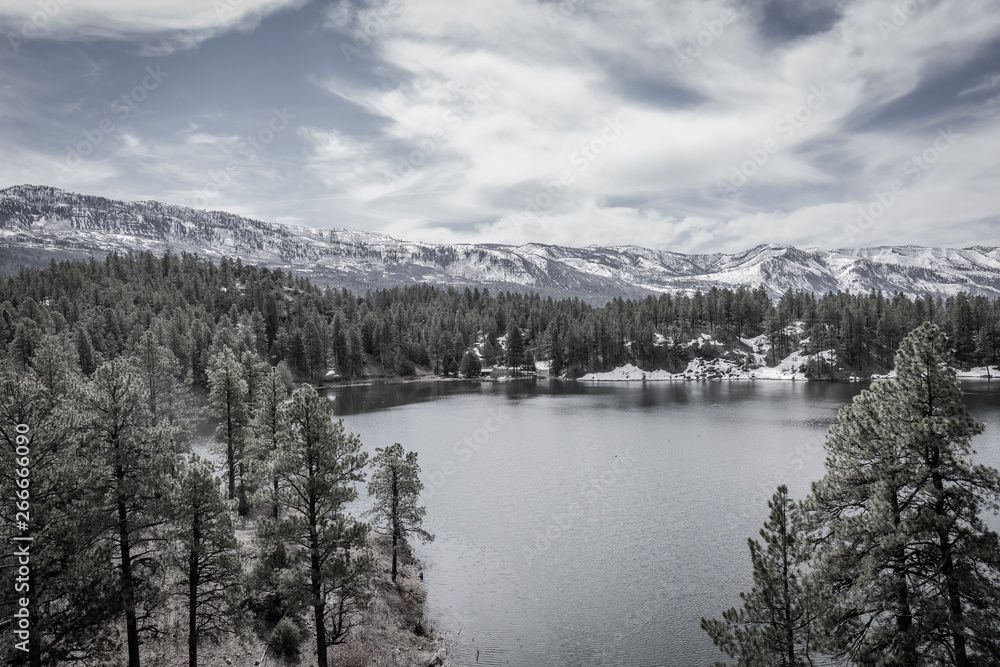 Φωτογραφία A fresh water lake is surrounded by a forest of Pine trees and towering snow capped mountains in this wilderness area outside of Durango, Colorado