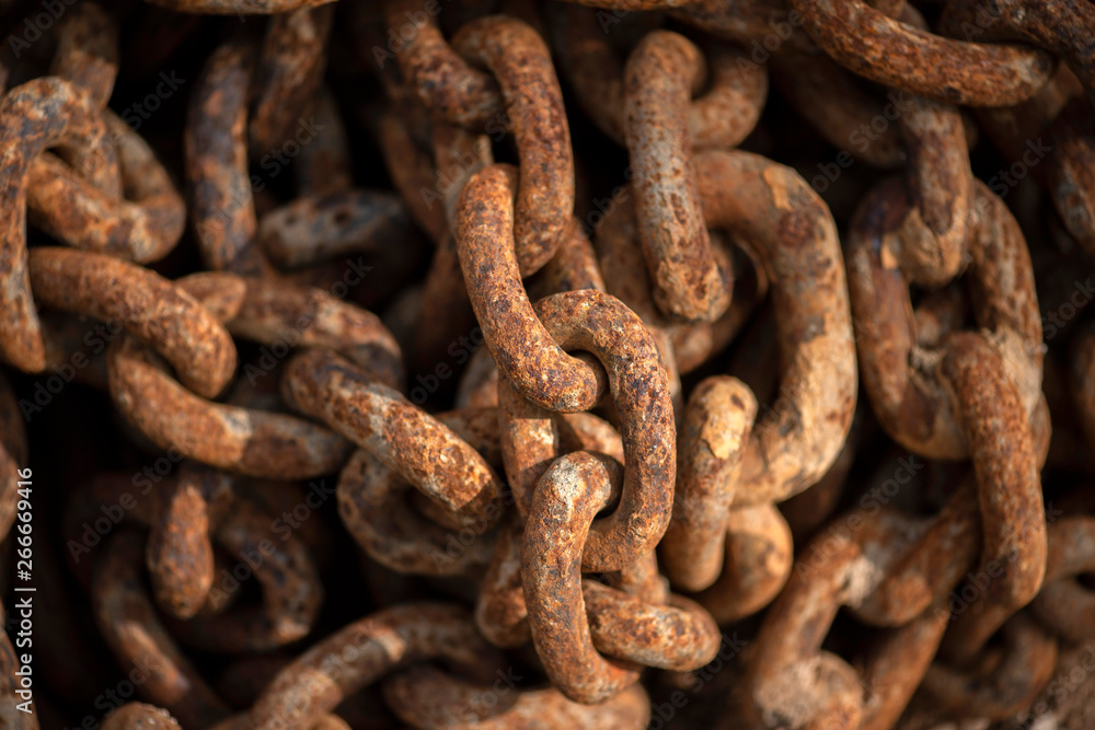 robuste und bewegliche Kettenglieder einer Bugankerkette liegen verrostet auf einem Haufen robuste und bewegliche Kettenglieder einer Bugankerkette liegen verrostet auf einem Haufen
