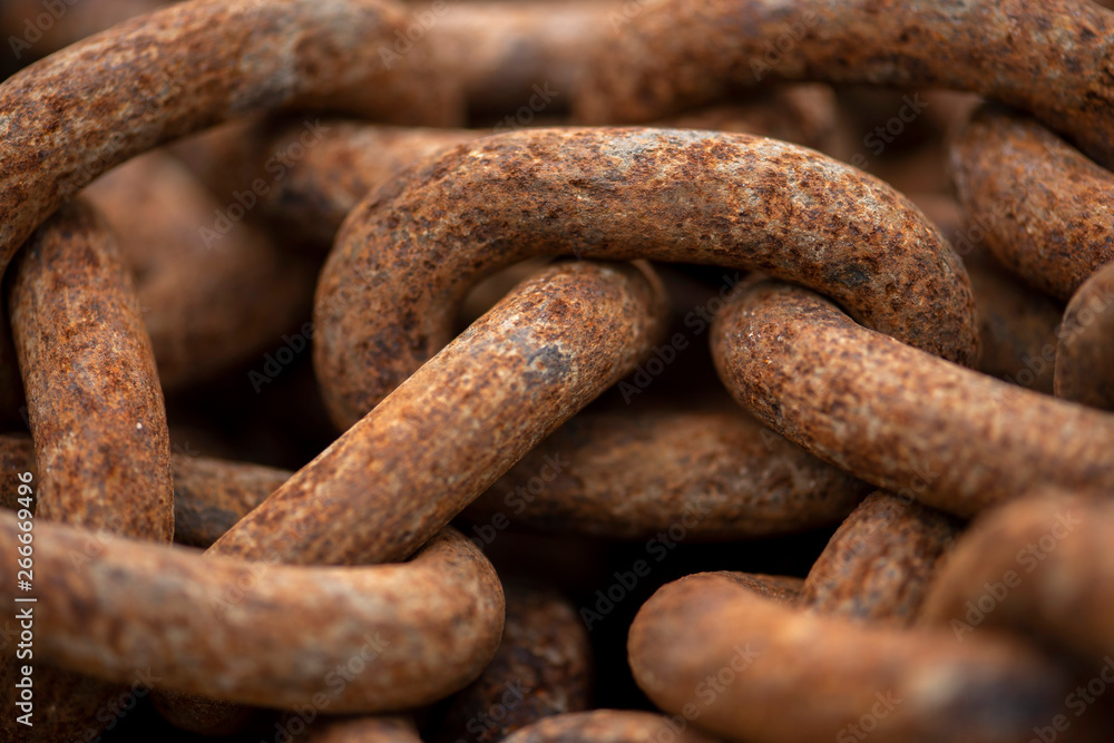 robuste und bewegliche Kettenglieder einer Bugankerkette liegen verrostet auf einem Haufen robuste und bewegliche Kettenglieder einer Bugankerkette liegen verrostet auf einem Haufen