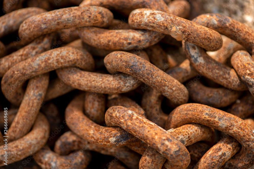 robuste und bewegliche Kettenglieder einer Bugankerkette liegen verrostet auf einem Haufen robuste und bewegliche Kettenglieder einer Bugankerkette liegen verrostet auf einem Haufen