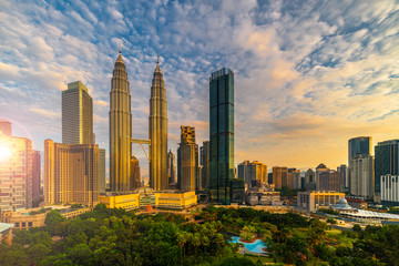 Tableau sur plexiglas Kuala Lumpur Lever de soleil sur Kuala Lumpur  © Songkhla Studio