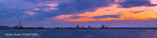 Skyline von Stralsund mit Rügenbrücke