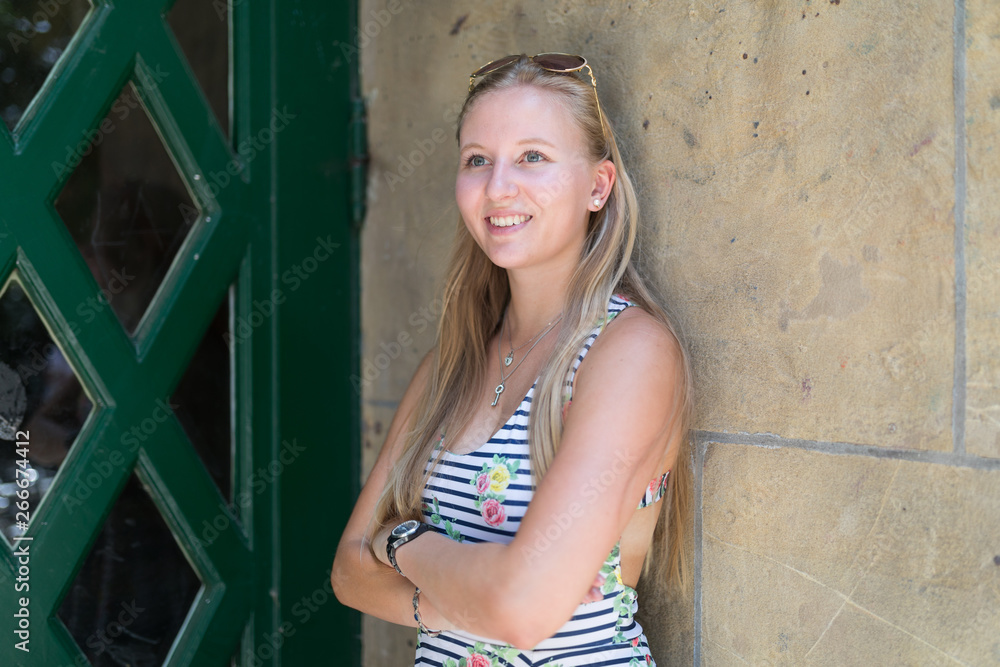 Naklejka premium Portrait einer jungen Frau in der Großstadt