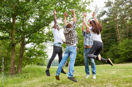 Junge Leute springen zusammen in die Luft