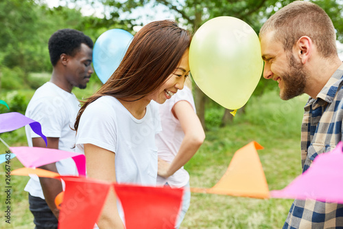 Paar balanciert Luftballon bei einem Party Spiel