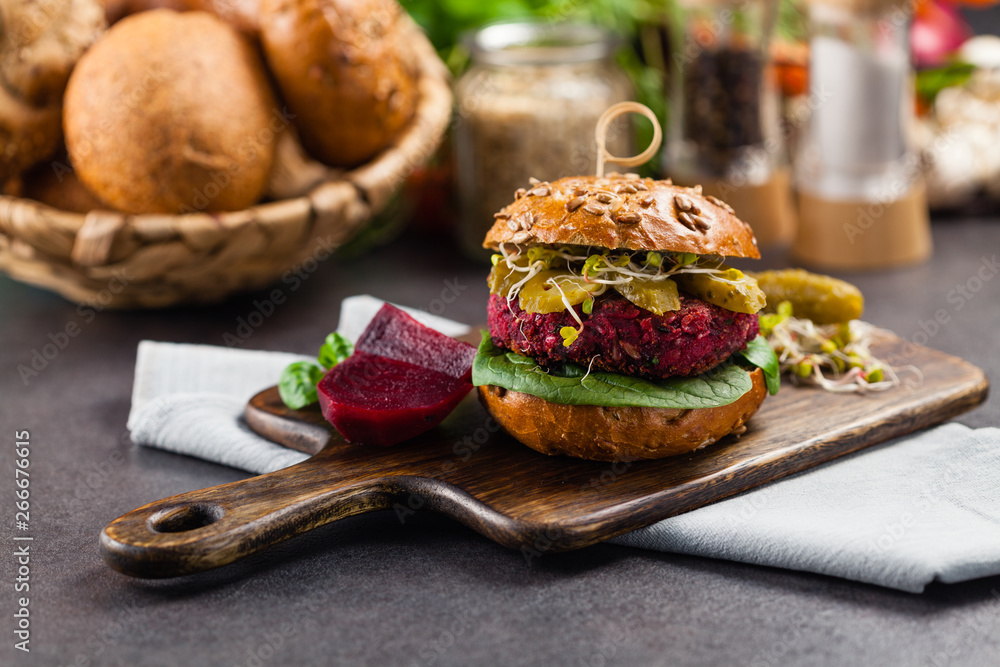 Εκτύπωση καμβά Vege burgers with carrots, beetroots and mushrooms.