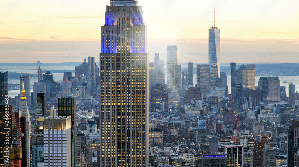 Obraz premium Skyline of Manhattan at duk, New York City aerial view