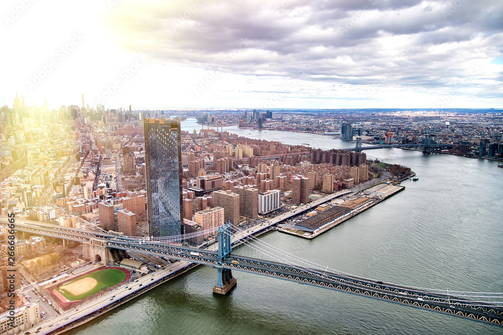 Φωτογραφία Amazing aerial view of Williamsburg and Manhattan bridges in New York City