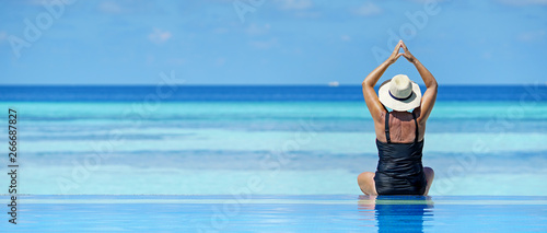 Ältere Frau am Strand beim Yoga photo