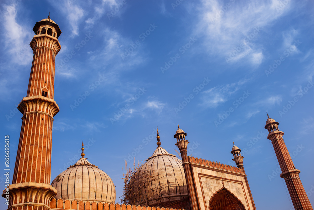 Obraz premium Main mosque in the city under construction. The main dome under construction. pillars, domes, speakers, gates with beautiful, serene, cloudy, morning sky int the background.