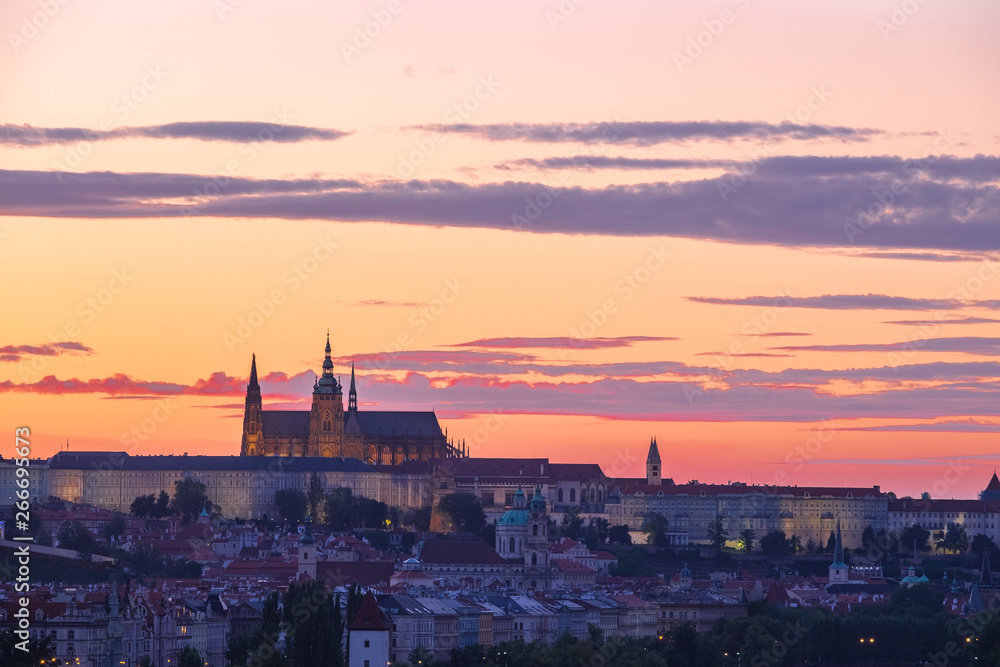 Der Veitsdom in Prag/Tschechische Republik bei Sonnenuntergang