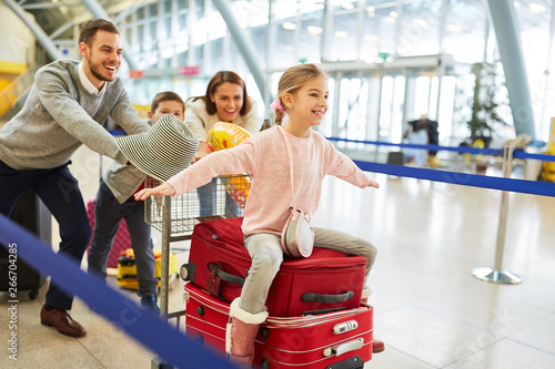 Familie auf dem Weg in den Familienurlaub photo