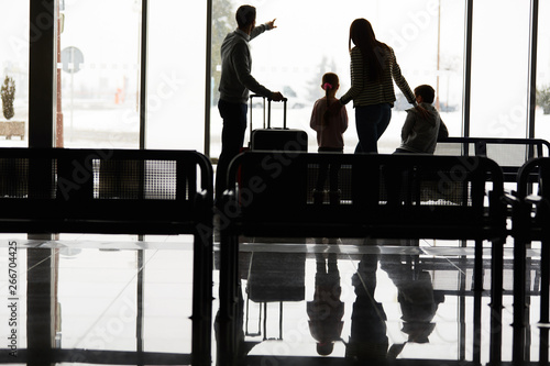 Familie und Kinder im Flughafen Terminal warten