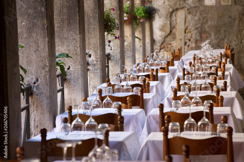 Fotografia Elegant tables under collonades Venice Italy