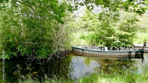 Barque sur une rivière