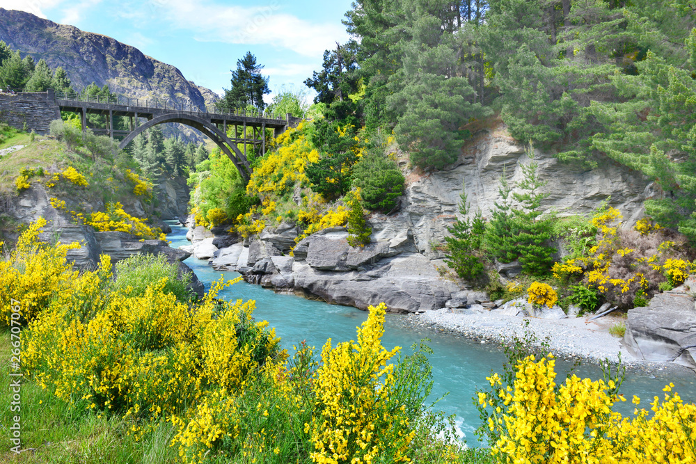Φωτογραφία Wooden historic bridge over the shotover river, Queenstown, New Zealand
