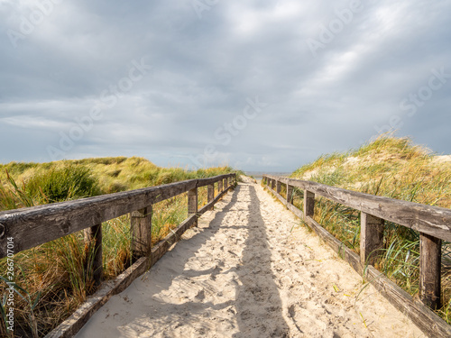 Strandweg mit Brücke an der Nordsee © Animaflora PicsStock
