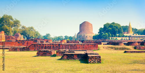 Canvas Print Ancient ruins and buddhist stupa Dharmarajika (Dhamek Stupa) in Sarnath