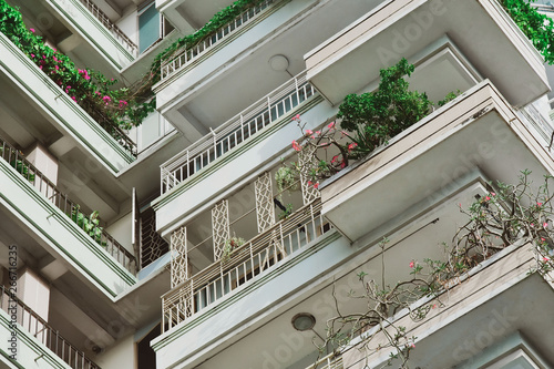 Obraz na płótnie modern ecological building with lots of plants on the balcony w salonie