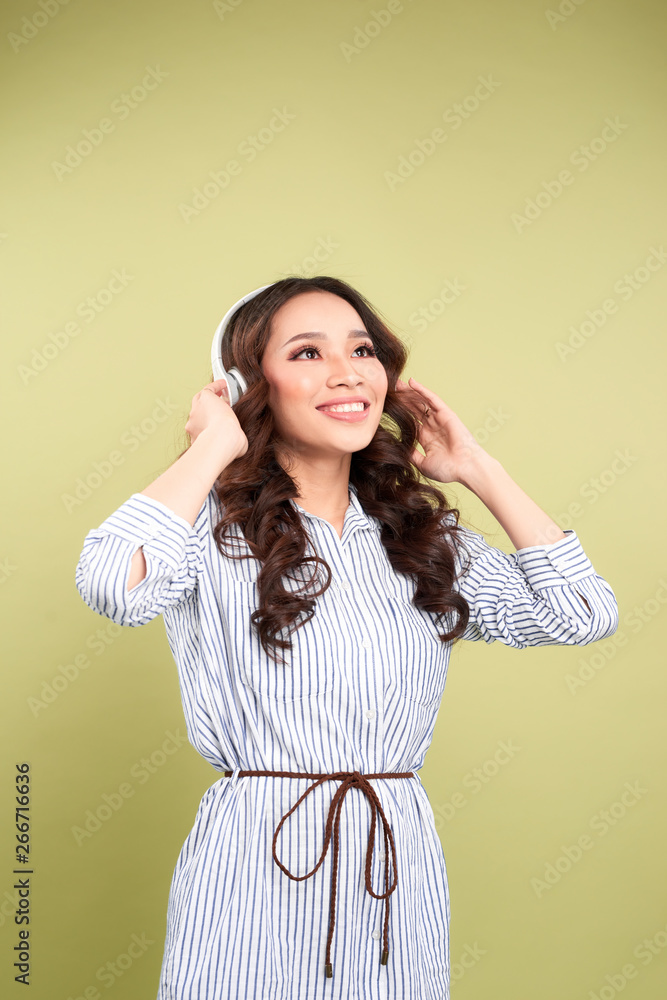 Φωτογραφία Young woman in headphones listening to music from the phone