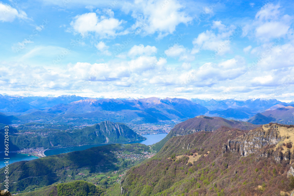 Fototapeta premium Vista mozzafiato sul lago di Lugano e la Svizzera dalla vetta del Monte Generoso, escursioni e viaggi in Svizzera