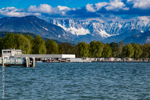 Fotografie Schiffsanlegestelle und Strandbad Klagenfurt mit den Karawanken im Hintegrund